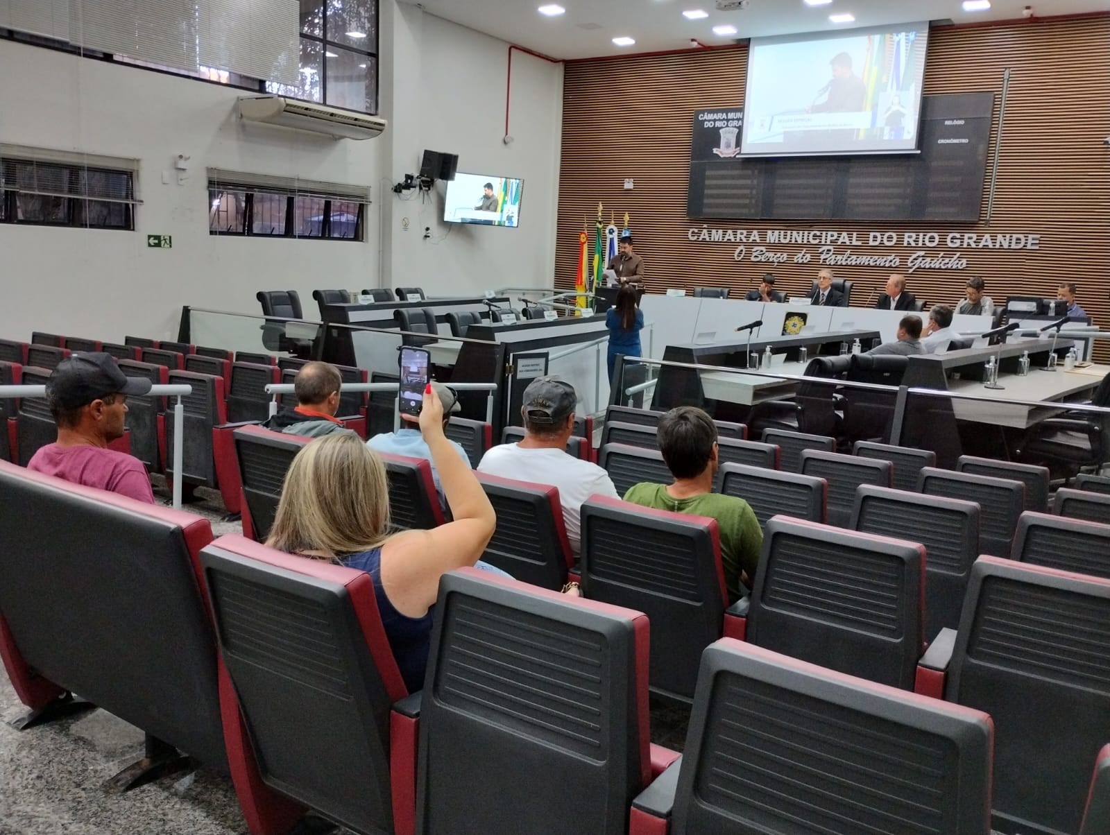 Associação dos Vagoneteiros dos Molhes da Barra do Rio Grande é homenageada pela Casa Legislativa