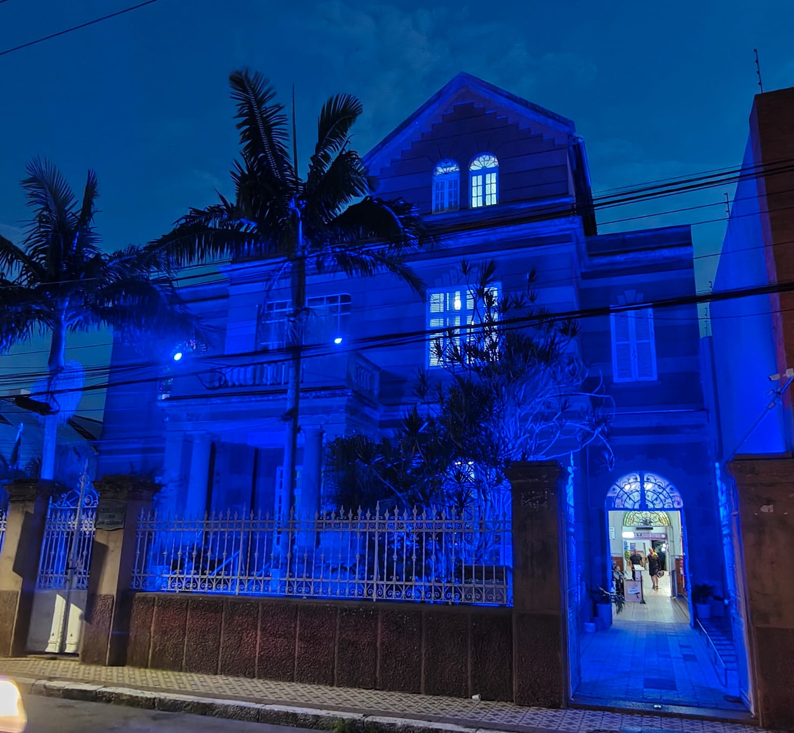 Câmara Municipal é iluminada de azul em alusão ao Dia Mundial de Conscientização do Autismo