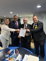 Câmara Municipal entrega convite ao senador Paulo Paim para sessão alusiva ao 20 de Novembro.