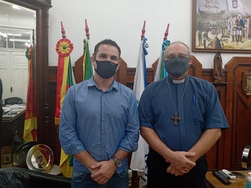 Reverendo da Igreja Salvador é recebido pelo presidente da Câmara 