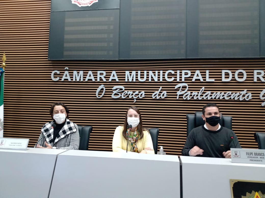 Secretária Municipal da Saúde participa de reunião na Câmara 