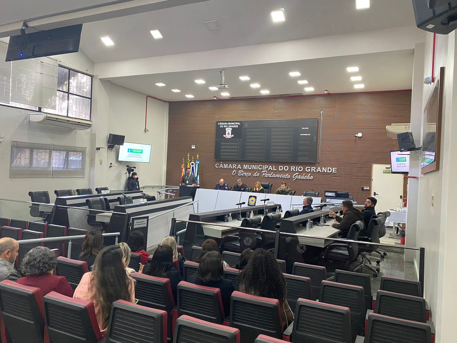 Sessão Especial é realizada em homenagem aos 30 anos do primeiro curso de Soldado Feminino da Brigada Militar do Rio Grande 