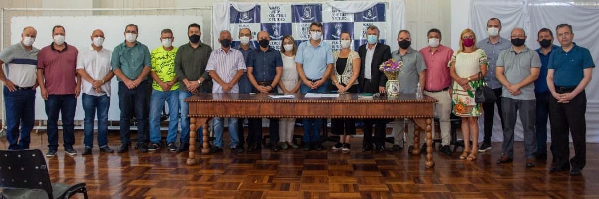 Vereadores acompanham assinatura de contrato da Prefeitura Municipal com o Instituto Brasileiro de Saúde